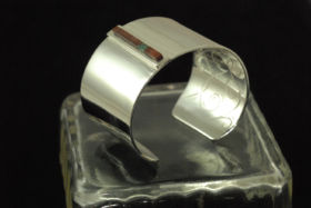 ¥88.000<br>
<br>
3.5㎝幅、アイアンウッドとターコイズをインレイ。<br>
裏のツタの柄は深い絆を表す。