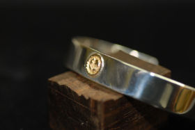 シンプルな<br>
24Kマークがポイント<br>
¥30.800