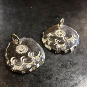 シルバー ¥13,200<br>
<br>
太古の昔、洞窟の壁に描かれた壁画がモチーフ