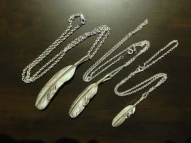 Feather Top (L) ¥23.100<br>
(M) ¥20.900<br>
(S) ¥16.500