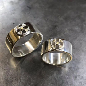 メディスンホイール「聖なる輪」と西海岸チカーノ文化のクロスを融合したデザイン<br>
¥24.200