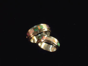 シンプルなフォルムに<br>インレイが引き立つリング