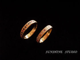 小さな玉の打刻がダイヤのように輝き<br>永遠 の意味をもつミルグレイン技法で<br>
クラシカルなリングに