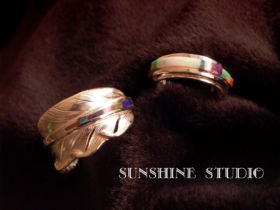 インレイフェザーリングとシンプルな<br>インレイリングで、別デザインでもペアー感